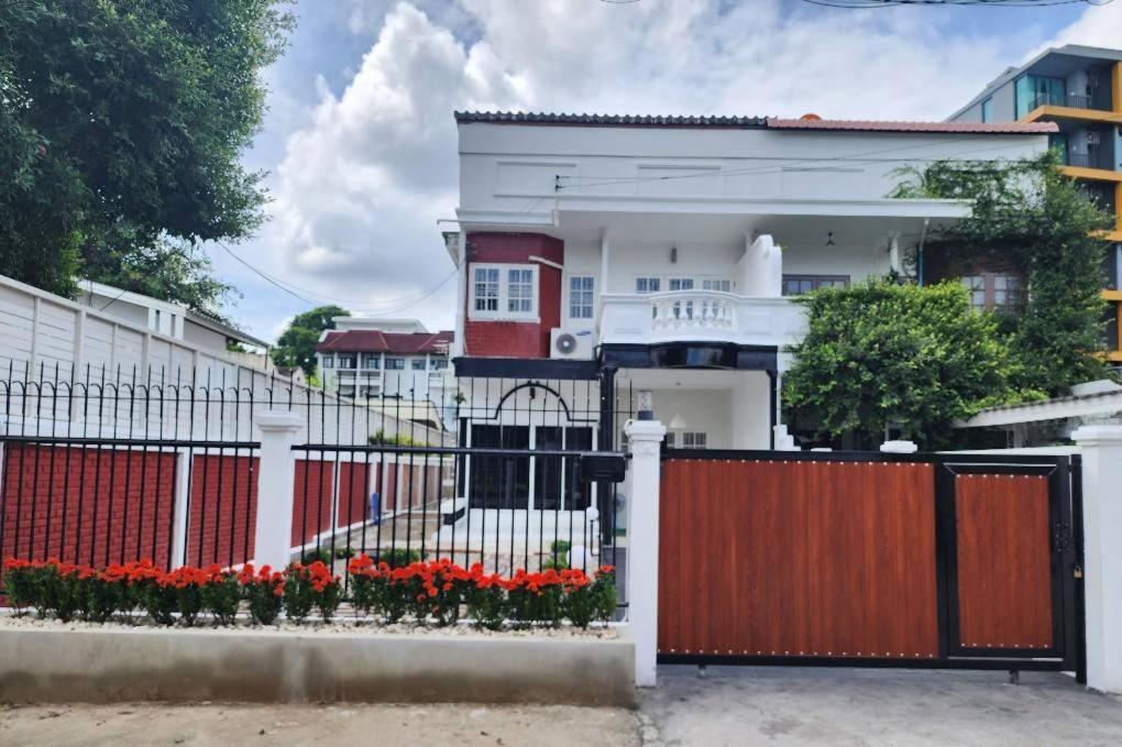 Boxsoon Nimman 2 # 4Beds 3Baths Villa Chiang Mai Eksteriør billede