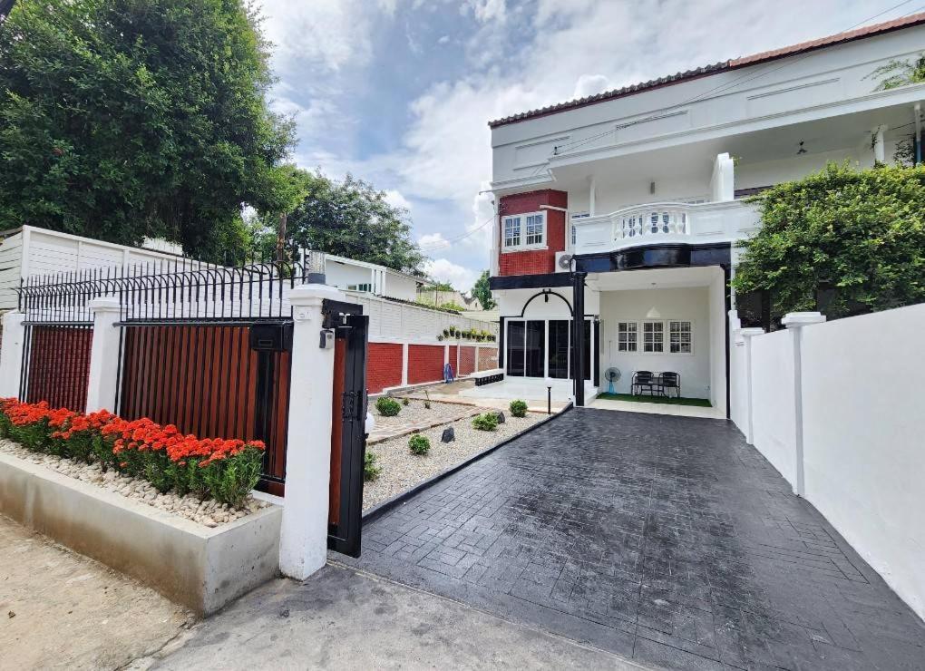 Boxsoon Nimman 2 # 4Beds 3Baths Villa Chiang Mai Eksteriør billede